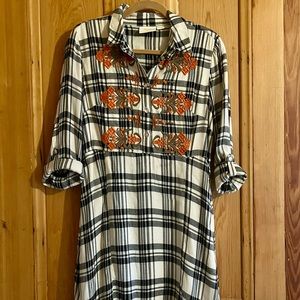 Maeve by Anthropologie embroidered b/w plaid flannel dress with POCKETS!